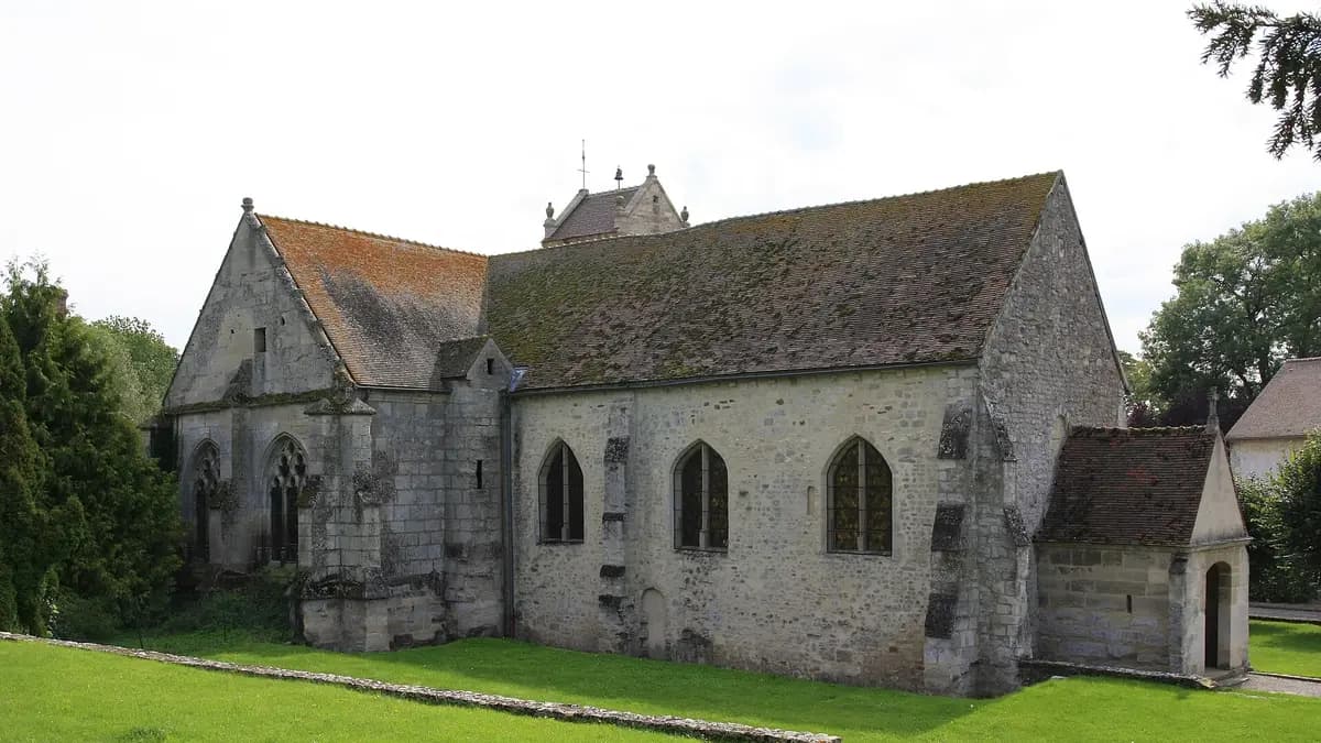 Église en pierre de Wy-dit-Joli-Village, dans le Val-d’Oise, entourée de pelouse