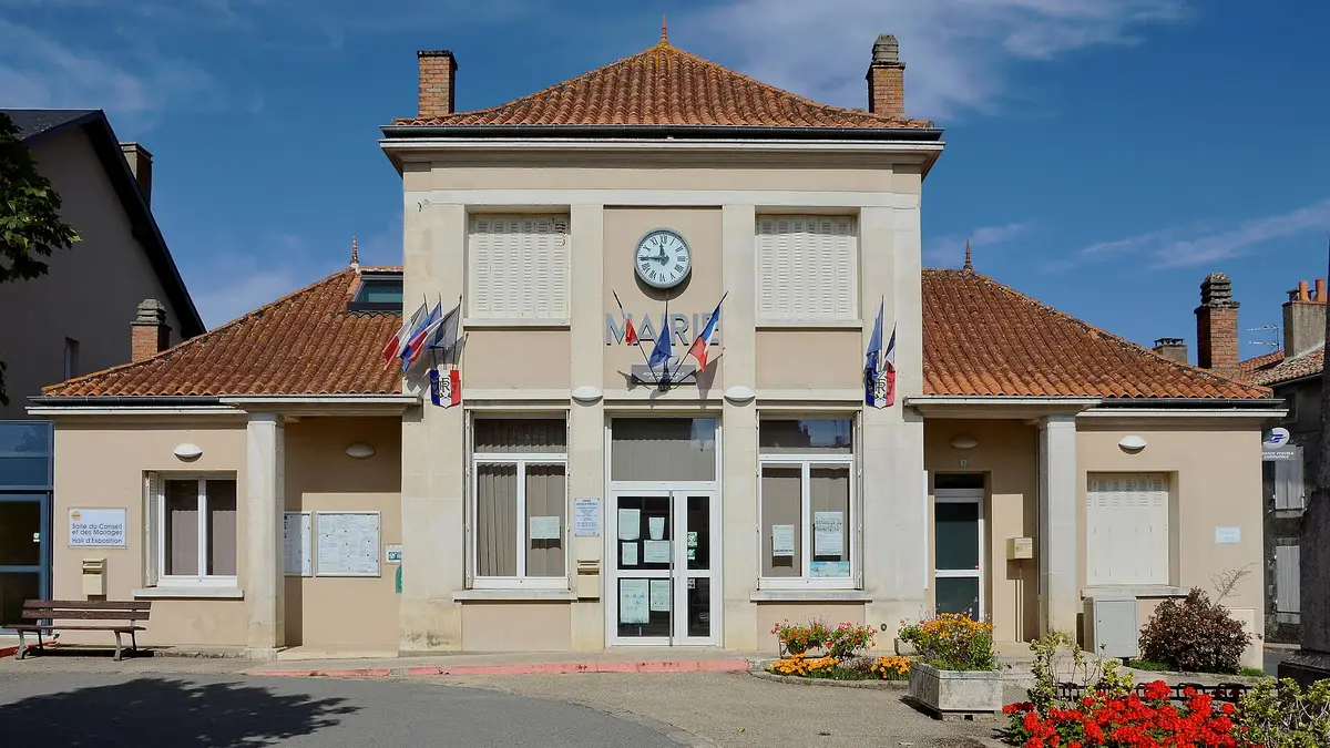 Façade de la mairie de Champagné-Saint-Hilaire, où se déposent les autorisations d’urbanisme