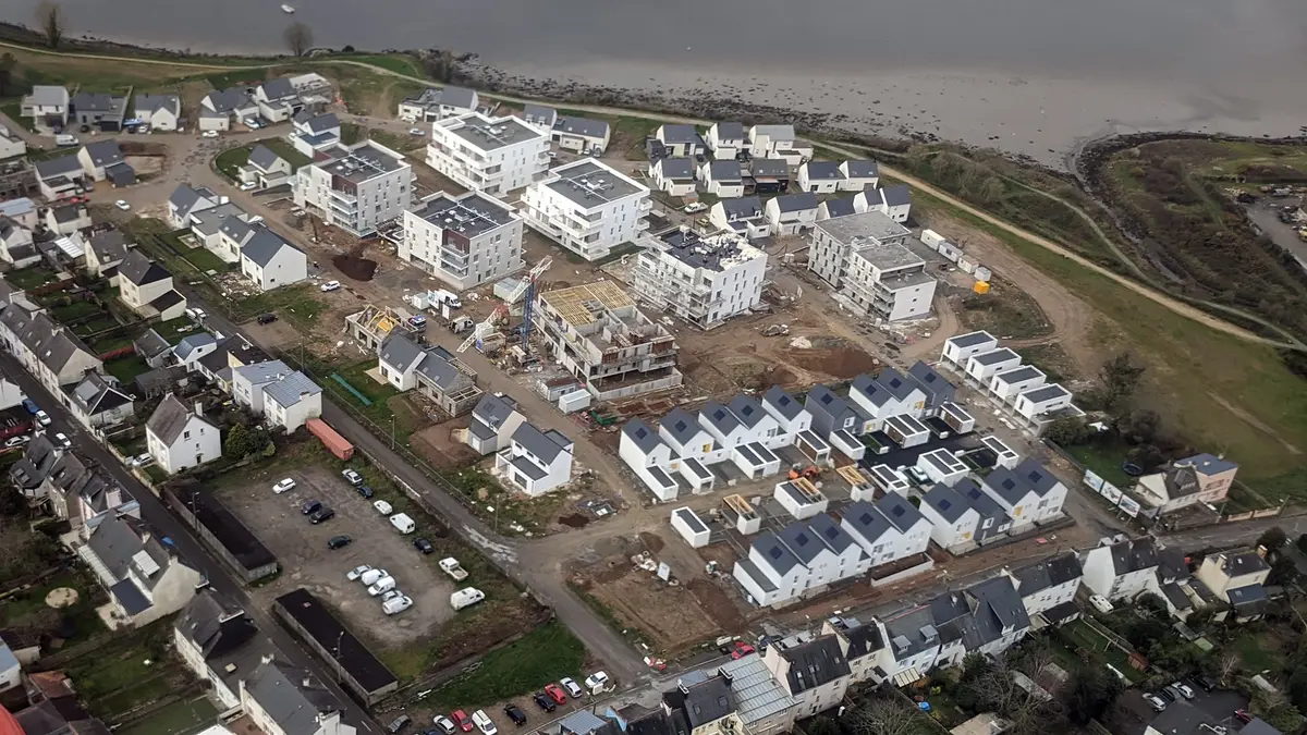 Vue aérienne d’un quartier résidentiel en construction à Lanester, en Bretagne