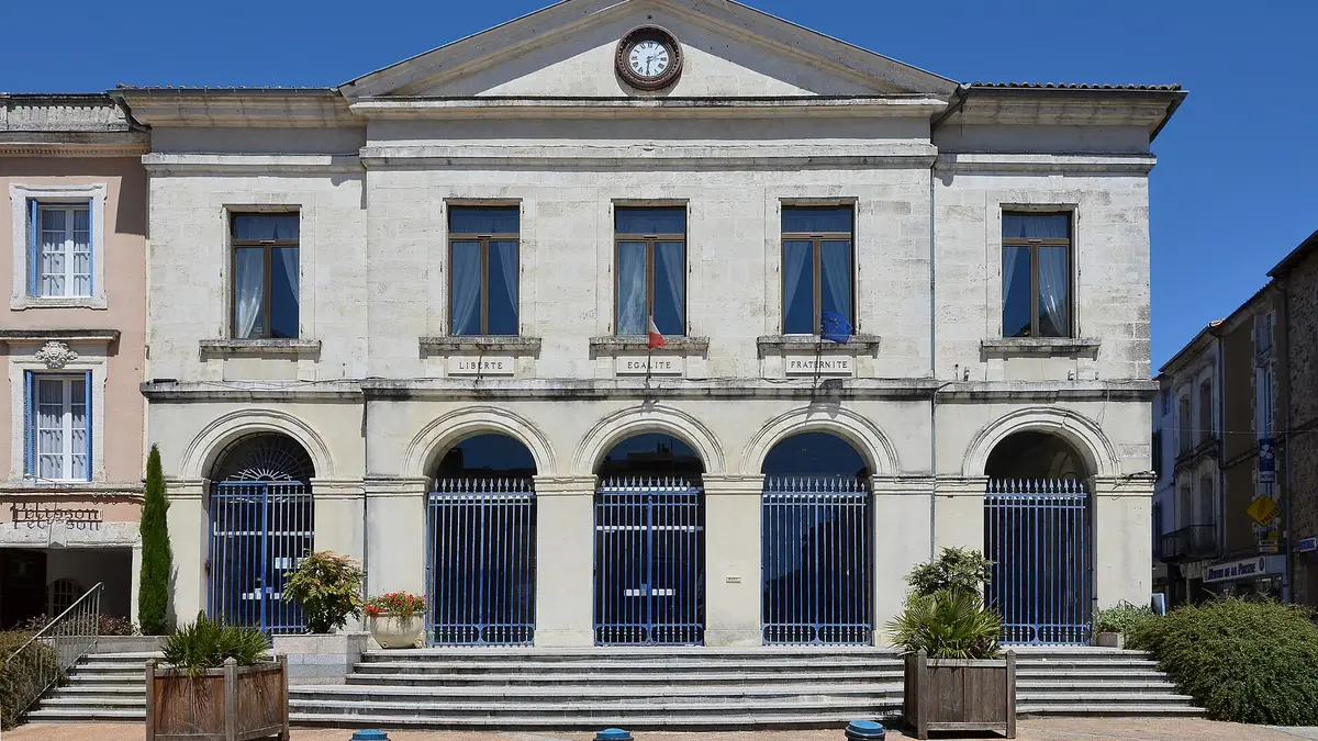 Façade de la mairie de Nontron en Dordogne
