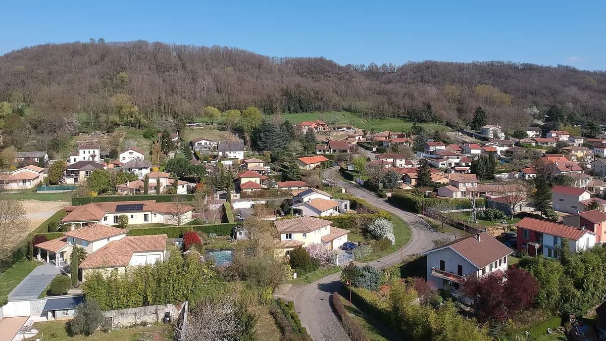 Vue aérienne d’un lotissement de maisons individuelles en France